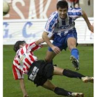 Un jugador del Zamora intenta evitar un lanzamiento a puerta del deportivista Fuentes