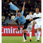 Victorino y Arévalo chocan ante Franck Ribery y Henry .