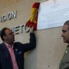 El presidente de la Casa de León descubre la placa del doctor Romero