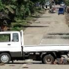 El cuerpo sin vida de un ciudadano filipino yace junto a un camión usado por los rebeldes musulmanes
