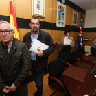 López Rellán, precedido por Gonzalo Cubelos, con Adela Martínez y Teresa Jáñez al fondo.