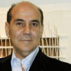 El polifacético artista Miguel Escanciano posa ante una de sus obras.