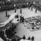 Desfile al final de la guerra en el centro de León, con un avión colocado a la puerta misma de la Diputación Provincial.