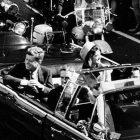 John F. Kennedy recorre el centro de Dallas, en 1963, momentos antes de su asesinato.