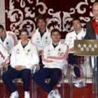 Vicente del Bosque y sus jugadores en la entrega de la Medalla de Oro de Madrid .