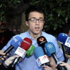 Íñigo Errejón atiende a los periodistas durante un acto de su partido en Sevilla.