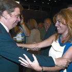 Susana Díaz y Luis Planas se saludan el martes en Sevilla.