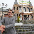George Ibrasu, encargado de ‘El Rincón de Pepín’, ayer a las puertas del restaurante de Ponferrada. L. DE LA MATA