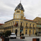 Foto de archivo de la fachada del Ayuntamiento de La Bañeza.