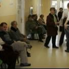 Los pacientes tienen que esperar de pie porque no hay sitio para todos
