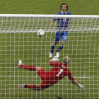 Andrea Pirlo bate a Joe Hart, en una lección de fútbol.