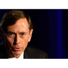 Petraeus se dirige al auditorio en su primer discurso público tras su dimisión, este martes en Los Ángeles.