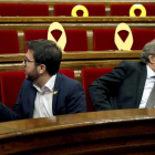 El vicepresidente Pere Aragonès y el ‘president’ Quin Torra ayer, en el pleno del Parlament. TONI ALBIR