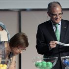 La presidenta del Atlético Astorga, Sagrario González, a la izquierda, sonríe al sacar la bola de su club ante Marcelino Maté.