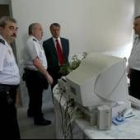 Momento de la visita a la Comisaría de Policía de Ponferrada