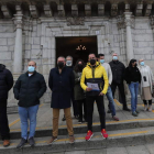 Foto de la protesta, ayer, a las puertas del Ayuntamiento. A. F. BARREDO