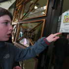 Gonzalo identifica el pictograma colocado en una de las farmacias de León.