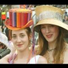 Como cada año, las carreras de Ascot logran congregar a lo más selecto de la sociedad inglesa en lo que es ya, por tradición, el desfile de sombreros más importante del mundo.