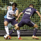 Kaká, a la izquierda, durante un entrenamiento de pretemporada con el Real Madrid.