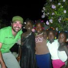 Óscar Calzado con un grupo de niñas de Jacmel.