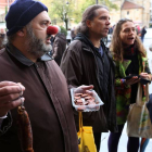 Ramiro Pinto y dos activistas más con chorizos el día de la manifestación ante la Diputación