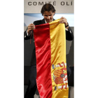 Nadal disfrutó al recoger la bandera que portaría en Londres. Una tendinitis le deja ahora fuera.