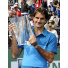 Federer levanta el trofeo que le acredita como campeón.