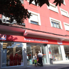 El nuevo supermercado se encuentra en el número 9 de la plaza de Fernando Miranda. ANA F. BARREDO