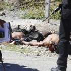 Policías mexicanos custodian los cadáveres aparecidos en Guerrero.