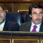 El presidente Aznar junto al ministro Rajoy, ayer, durante el debate en el Congreso de los Diputados