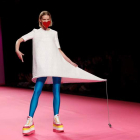 Una modelo luce uno de los diseños de Ágatha Ruiz de la Prada de temporadas pasadas