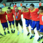 Molina, abrazado a un técnico de la selección, disfruta del oro con sus compañeros.