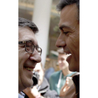 López y Sánchez se saludan en Las Ramblas. MARTA PÉREZ