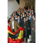 Miembros del PP junto a representantes del mundo del toro.