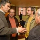 El coordinador regional de Izquierda Unida, José Luis Conde, conversa con miembros de la coalición