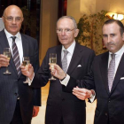 José Oliú, Ignacio Herrero y Pablo Junceda brindan ante los medios por el centenario del banco.