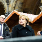 La cancillera Angela Merkel en el lugar del atentado.