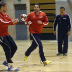 El técnico leonés, Manolo Cadenas, dirige un entrenamiento de los Hispanos.