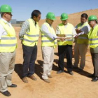 Francisco Álvarez y José Manuel Fernández, durante la visita a las obras del aparcamiento.