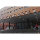 Fachada principal del ala nueva del Hospital San Juan de Dios, a partir de ahora centro asistencial vinculado a Sacyl. JESÚS F. SALVADORES