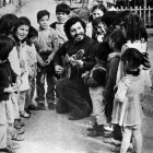 Imagen de archivo del cantautor chileno Víctor Jara, rodeado de niños.