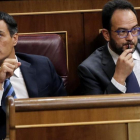 Pedro Sánchez y Antonio Hernando en la bancada socialista.