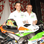 Isaac, junto a su padre y la inseparable Kawasaki con la que ha subido al segundo puesto del podio