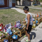 Imágenes de las flores colocadas en cada una de las sillas de los niños asesinados. TANNEN MAURY