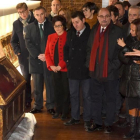El presidente de Aragón, Javier Lambán, el lunes, junto a la consejera de cultura Mayte Pérez y el alcalde de Villanueva, Ildefonso Salillas, en el Monasterio de Sijena, ante las piezas llegadas del Museu de Lleida.