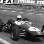 Jack Brabham a bordo de su coche, en abril de 1965, en Chesire (Inglaterra).