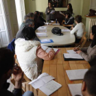 Un grupo de personas con enfermedad mental participan en Ateneo Varillas en un taller de escritura. RAMIRO