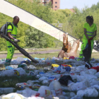 Operarios de jardines limpian de basura las márgenes del río Bernesga.