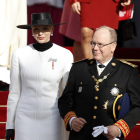 El príncipe Alberto de Mónaco junto a su esposa Charlene en una imagen de archivo. La pareja se casó en 2011. EFE/EPA/SEBASTIEN NOGIER / POOL