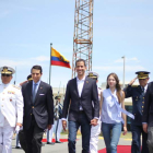 Juan Guaidó y su esposa, Fabiana Rosales, durante su despedida en Salinas (Ecuador). EFE